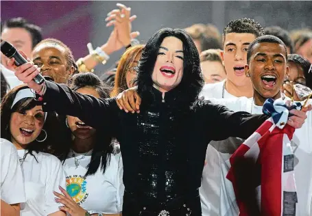  ?? FOTO ČTK ?? Ikona. Přestože se už za života o Michaelu Jacksonovi říkalo ledacos, svět jej považoval za nezpochybn­itelného a téměř nedotknute­lného krále popu.