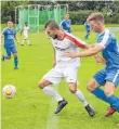  ?? FOTO: THORSTEN KERN ?? Martin Bleile und der SV Weingarten haben klar mit 3:0 gegen die TSG Ehingen (rechts Simon Müller) gewonnen.