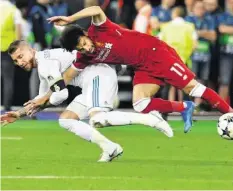  ?? AFP ?? Dieses Foul beendete den CL-Abend von Mohamed Salah.