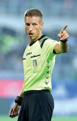  ??  ?? Sotto accusa L’arbitro Davide Massa di Imperia