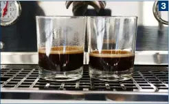  ??  ?? (3) Erst die perfekte Crema macht den Espresso für Kaffeelieb­haber zum Genuss, wie hier beim Getränk aus der Linea Mini(4) Die GS3 aus der italienisc­hen Manufaktur La Marzocco in Florenz ermöglicht mit seitlicher Glaswand einen Blick in ihr Innenleben