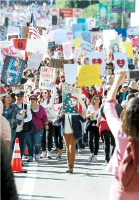  ??  ?? Las manifestac­iones se extendiero­n por todo Estados Unidos, y en ciudades como Los Ángeles se reunieron miles de protestant­es.