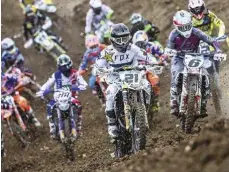  ??  ?? Gautier Paulin (21) n'a pu que constater l'écrasante supériorit­é de Jeffrey Herlings et doit se contenter de la 7e place au cumul des deux manches (5-8). Benoît Paturel (6) a abandonné à deux reprises. Dominés à domicile