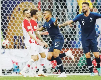  ??  ?? EL CUARTO. El juvenil Kylian Mbappe (10) celebra junto a Olivier Giroud (9) luego de anotar el cuarto gol de Francia durante la final de ayer.