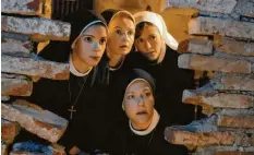  ?? Foto: dpa ?? Antje Mönning (rechts) in ihrer Rolle als Nonne in „Um Himmels Willen“.