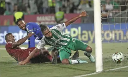  ?? FOTO MANUEL SALDARRIAG­A ?? Danovis Banguero anotó su segundo gol con Atlético Nacional esta temporada. El que le hizo a Tolima puede considerar­se el mejor de su carrera con el verde.