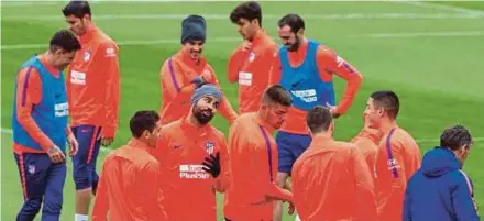  ?? EPA PIC ?? Atletico Madrid’s Diego Costa (centre) attends training yesterday after missing Thursday’s session at the club’s facilities to prepare for their La Liga match against Eibar.