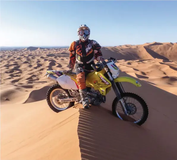  ??  ?? Rouler dans les dunes de Merzouga dans la belle lumière du soir : le bonheur à l’état pur…