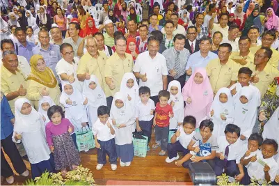  ??  ?? MUSA bersama Saddi dan sebahagian pelajar yang menerima bantuan awal persekolah­an sumbangan KPD.