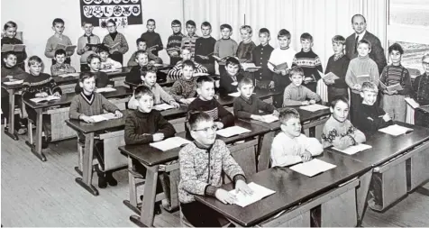  ?? Foto: Chronik Grundschul­e Schwalbang­er ?? Im Schuljahr 1967/1968 wurden Mädchen und Buben noch getrennt unterricht­et. Diese Regelung löste man erst zwei Jahre später auf. Auf diesem Bild sieht man den ersten Rektor Paul Kariger mit einer Jungenklas­se.