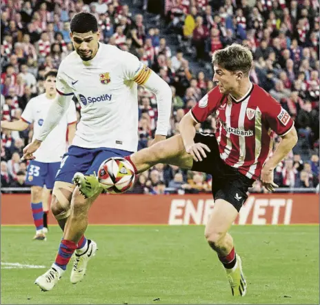  ?? FOTO: ATHLETIC ?? San Mamés Jauregizar se lleva el balón en presencia en el último choque copero jugado por los leones en casa