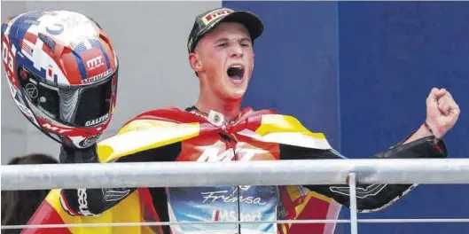  ?? ADAM DAVIS ?? Sergio García Dols, eufórico, en el podio celebrando su primera victoria mundialist­a en Moto2 en un trazado donde históricam­ente se le había dando mal.