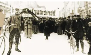  ??  ?? Bereits 1913 demonstrie­rten Sozialdemo­kraten in Wien-Ottakring für das Frauenwahl­recht