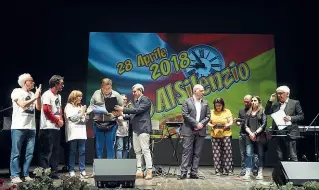  ??  ?? Incontri I parenti delle vittime di Igor sul palco insieme