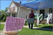  ?? LYRIC AQUINO — THE MORNING JOURNAL ?? Jessica Santiago, 38, of Lorain stands outside of her house with a bin filled with breakfast she prepared.