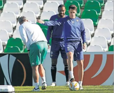  ??  ?? SETIÉN HABLÓ DE ÉL. Cristian Tello, durante el entrenamie­nto de ayer con el Betis.