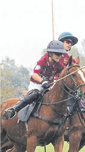  ?? ?? Juan Pablo Amieva Saravia en acción como referí, durante un partido femenino de polo en La Aguada