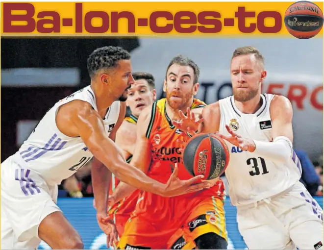  ?? ?? El madridista Dzanan Musa trata de recibir el pase de Petr Cornelie mano a mano ante la defensa de Víctor Claver, del Valencia Basket.