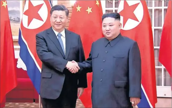  ?? / AFP ?? Xi Jinping estrecha la mano del Kim Jong-un, ayer tras su llegada a Pyongyang.