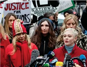  ??  ?? Refusal to be sllenced: Rose McGowan with supporters outside court