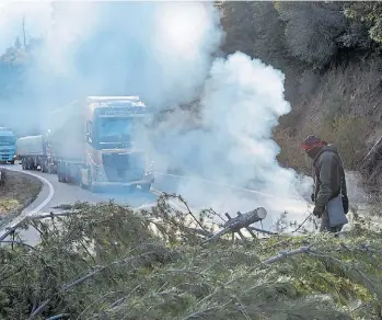  ??  ?? Incidentes. Bloqueo de la ruta 40 que llevó adelante el grupo indígena la semana pasada.