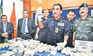  ??  ?? Jalaluddin (centre) showing some of the seized drugs during a press conference at the Kelantan police contingent headquarte­rs in Kota Baharu yesterday. — Bernama photo