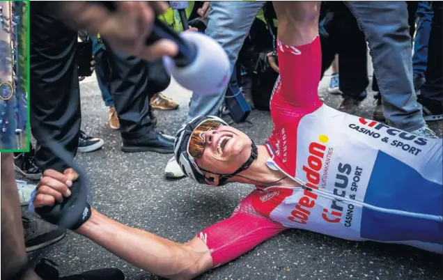  ??  ?? LA HAZAÑA. A pesar de lo lejos que arrancó el esprint Van der Poel en la recta final (imagen superior izquierda), fue capaz de acabar ganando. En meta se tiró al suelo y lo celebró.