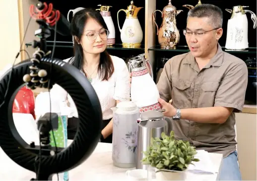  ??  ?? Employees of Guangzhou Light Holdings Ltd. prepare for their livestream­ing session on the eve of the 127th Canton Fair on June 12