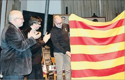  ?? NAZARET ROMERO / ACN ?? Una senyera de record. Ahir, que feia un mes de l’arribada a Brussel·les, Carles Puigdemont i els exconselle­rs van rebre una senyera confeccion­ada per catalans a l’exili a Algèria