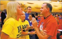  ?? K.M. Cannon ?? Las Vegas Review-journal @Kmcannonph­oto Carol Fata, left, who favors a proposal for Las Vegas to stop licensing short-term rentals, argues with Chris Davies, an opponent of the proposal, before a Las Vegas Planning Commission meeting Tuesday.