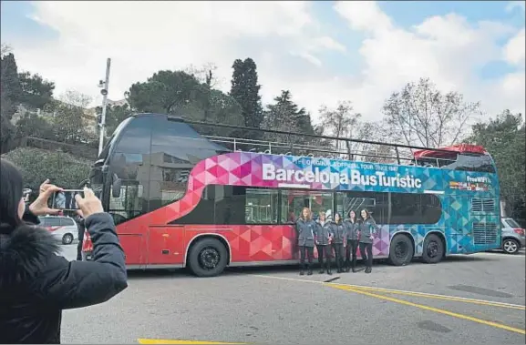  ?? ANA JIMÉNEZ ?? Aspecto multicolor. Un degradado de triángulos trata de representa­r los rasgos que definen la ciudad para los turistas