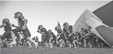  ?? PATRICK BREEN/AZCENTRAL SPORTS ?? Desert Vista charges the field before playing Gilbert Perry at Desert Vista on Friday night. Perry won 49-17.