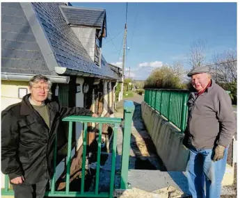  ??  ?? Rémy Morainvill­e et Jean Leblond devant l’endroit où s’est produit l’accident. La voiture a parcouru 80 m sur la bande piétonne avant de finir contre l’escalier.