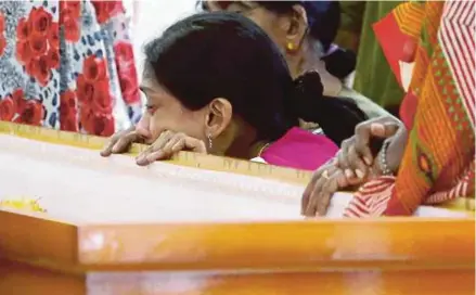 ?? PIC
FILE ?? D. Shanti next to the coffin of her son, T. Nhaveen, at a crematoriu­m in George Town on June 16.