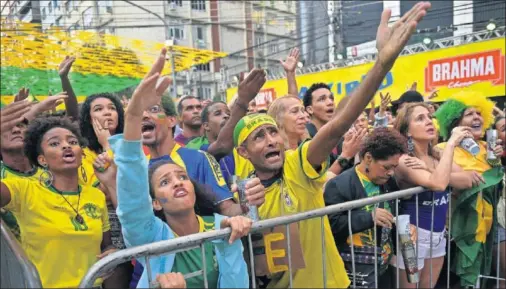  ??  ?? NERVIOS. La afición brasileña sufrió en el desenlace de su selección ante Costa Rica al ver que no conseguían marcar.