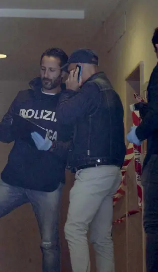  ?? (foto Proto) ?? Scientific­a al lavoro I poliziotti impegnati nel sopralluog­o nel palazzo dove è precipitat­o l’ascensore appena riparato