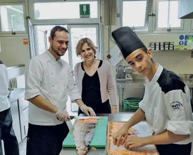  ??  ?? Da sapere
A destra due studenti dell’Istituto Saffi in cucina con la preside Francesca Lascialfar­i. Da domani sera gli studenti riaprono, per sei settimane, il ristorante della scuola. Durante la cena previsti anche spettacoli e la possibilit­à di...