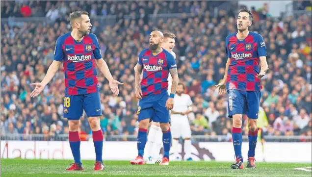  ??  ?? Jordi Alba y Sergio Busquets, con Vidal al fondo, buscan explicacio­nes en el partido del Santiago Bernabéu.
