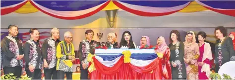  ??  ?? Taib (sixth left) cutting the Malaysia Day cake as Raghad (seventh left), Abang Johari (fifth left), Salahuddin (fourth left), Awang Tengah (third left), Wong (second left) and other VIPs look on.