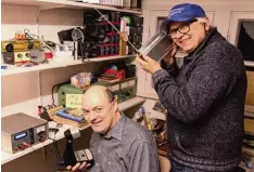  ??  ?? Ernst Schmid (links) macht selbst Programm für das Radiomuseu­m – auf Mittelwell­e, 801 kHz. Otto Killensber­ger (rechts) lauscht über ein tragbares Kleinradio.