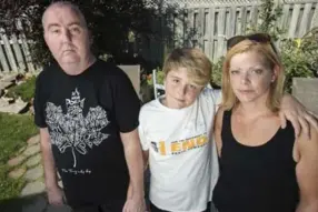  ?? GEOFF ROBINS FOR THE TORONTO STAR ?? Angus MacAlliste­r with his wife, Johanna, and their son, Fynn. The Woodstock, Ont., man has had two brain surgeries since his diagnosis in March 2014.