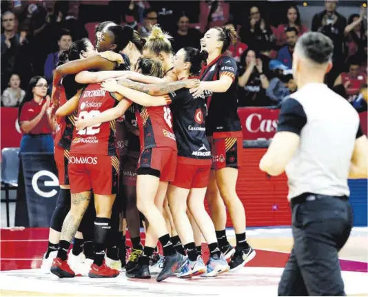  ?? Jaime Galindo ?? Piña de las jugadoras del Casademont Zaragoza nada más concluir el partido y sellar su pase a las semifinale­s.