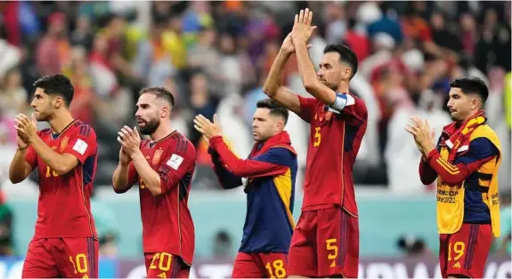  ?? AP ?? Asensio (26), Carvajal (30), Jordi Alba (33), Sergio Busquets (34) y Carlos Soler (25) agradecen a los aficionado­s desplazado­s a Jor el apoyo recibido ante Alemania.