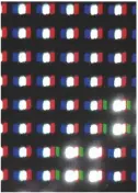  ??  ?? Op de macrofoto's zie je dat er in de pixelstruc­tuur van de oled (rechts) veel meer en dikkere leidingen zitten die het licht tegenhoude­n dan in een lcd.