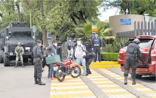  ?? /DANIEL HIDALGO ?? Un fuerte operativo policial se implementó en el hospital donde se encuentra el funcionari­o