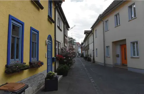  ?? FOTO: MARCO SCHMIDT ?? Für unsere Zeitreise in die Stadt Erfurt vor 30 Jahren hat unser Fotograf Marco Schmidt Aufnahmen aus den Jahren 1989/90 aus gleicher Position erneut fotografie­rt. Hier steht er dort, wo die Weiße Gasse auf die Marbacher Gasse trifft. Hinten lugen die Domspitzen hervor.