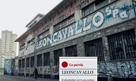  ??  ?? Via Watteau
Il capannone industrial­e che oggi ospita il centro sociale Leoncavall­o: la proprietà è del gruppo Cabassi
