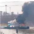  ?? FOTO: REICHWEIN ?? Der brennende Lastkahn auf dem Rhein bei Duisburg.