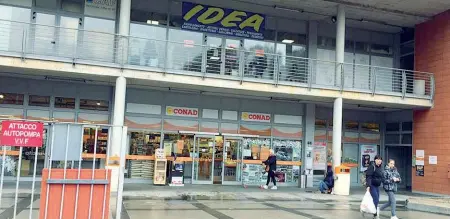  ??  ?? Il supermerca­to Conad La banda ha rapinato lo store di Zogno la sera di mercoledì 31 gennaio: il bottimo era di 12 mila euro