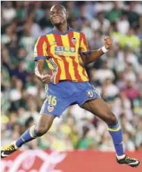  ?? EFE ?? Geoffrey Kondogbia, del Valencia CF, celebra el primer gol ante el Betis, durante el encuentro correspond­iente a la octava jornada de primera división del fútbol de España.